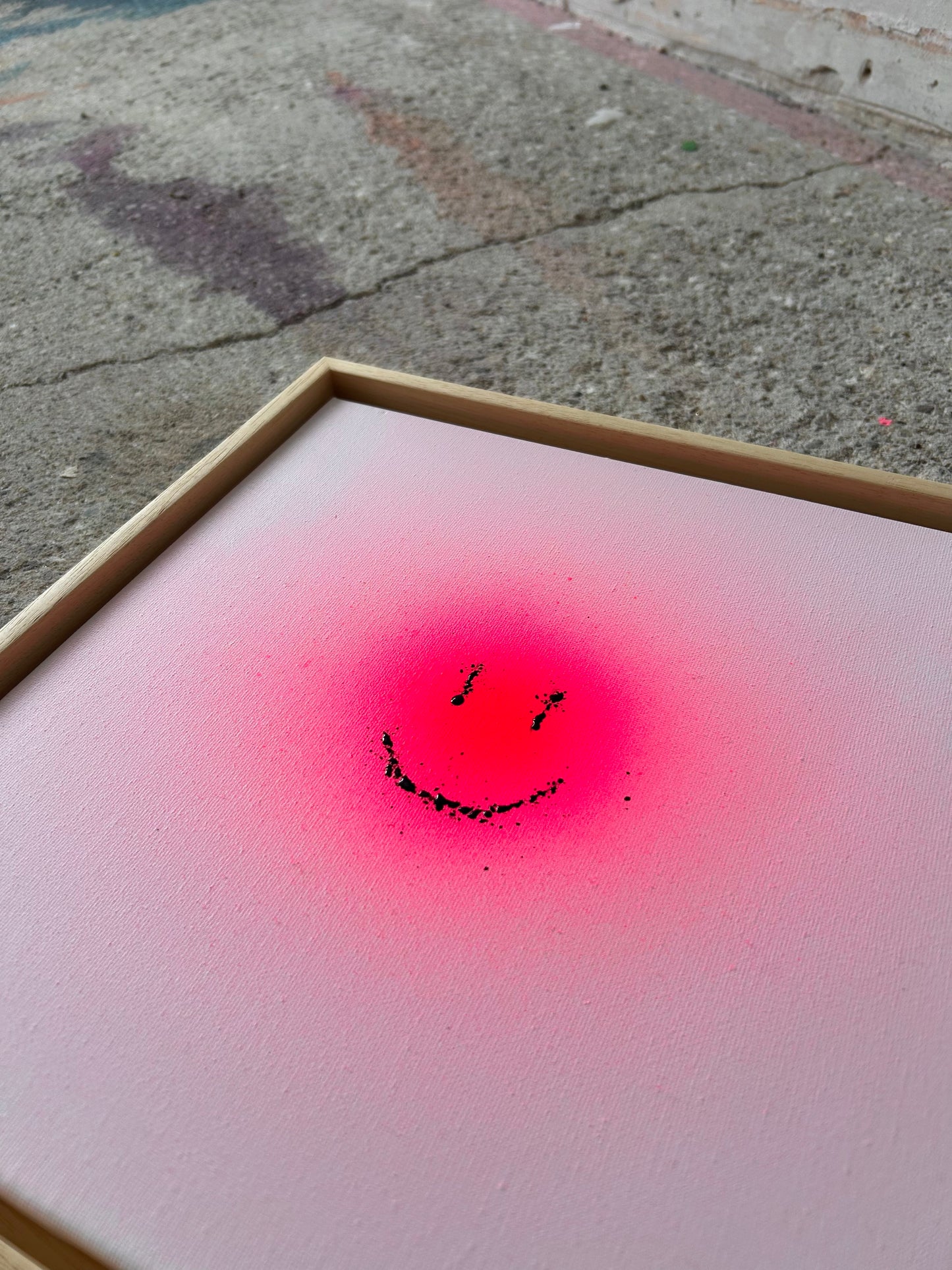happy smileys | pink on white