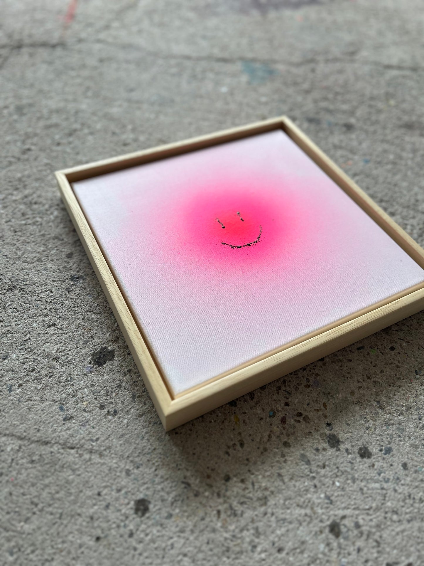 happy smileys | pink on white