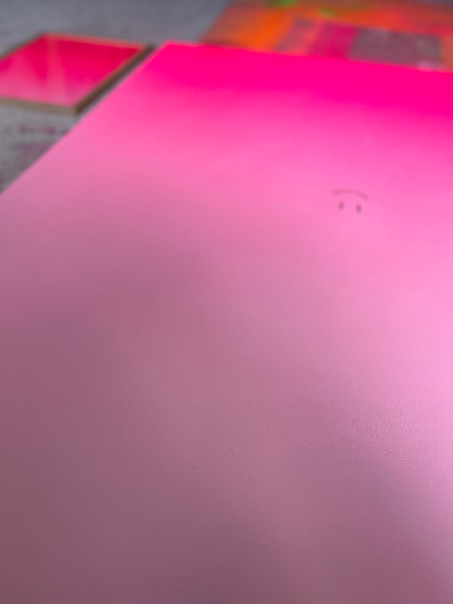 happy smileys | gradient pink