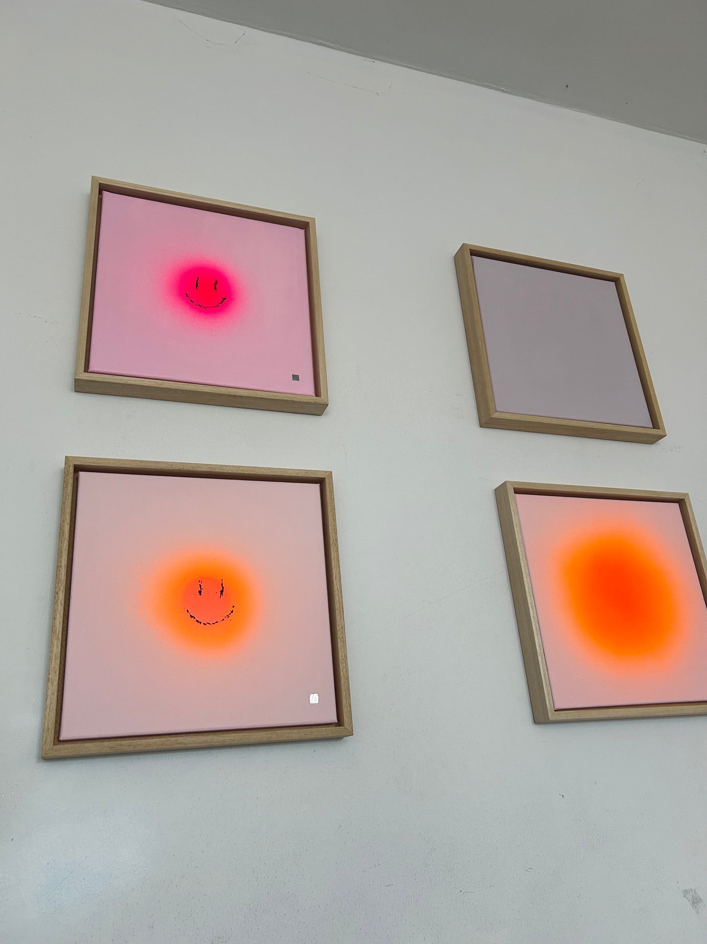 happy smileys | pink on white